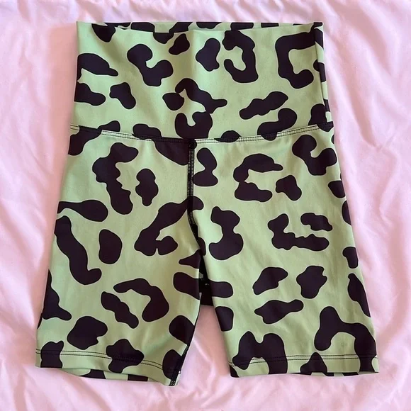 Beach Riot Sport Bike Shorts Leopard Print Green & Black Size Small - Picture 3 of 4